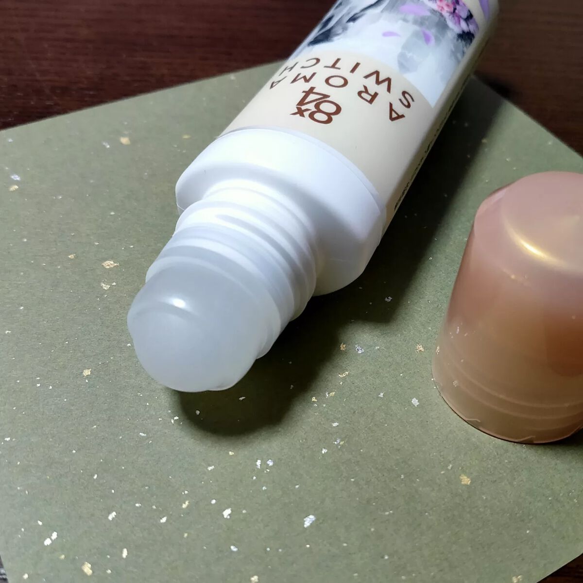 ８ｘ４ 8x4 アロマスイッチ ロールオン マンハッタンリネンの香りのクチコミ「バッグインしやすい手頃なサイズ感でありながら、内容量は65mLとたっぷり。
デザインもおしゃ.....」（3枚目）