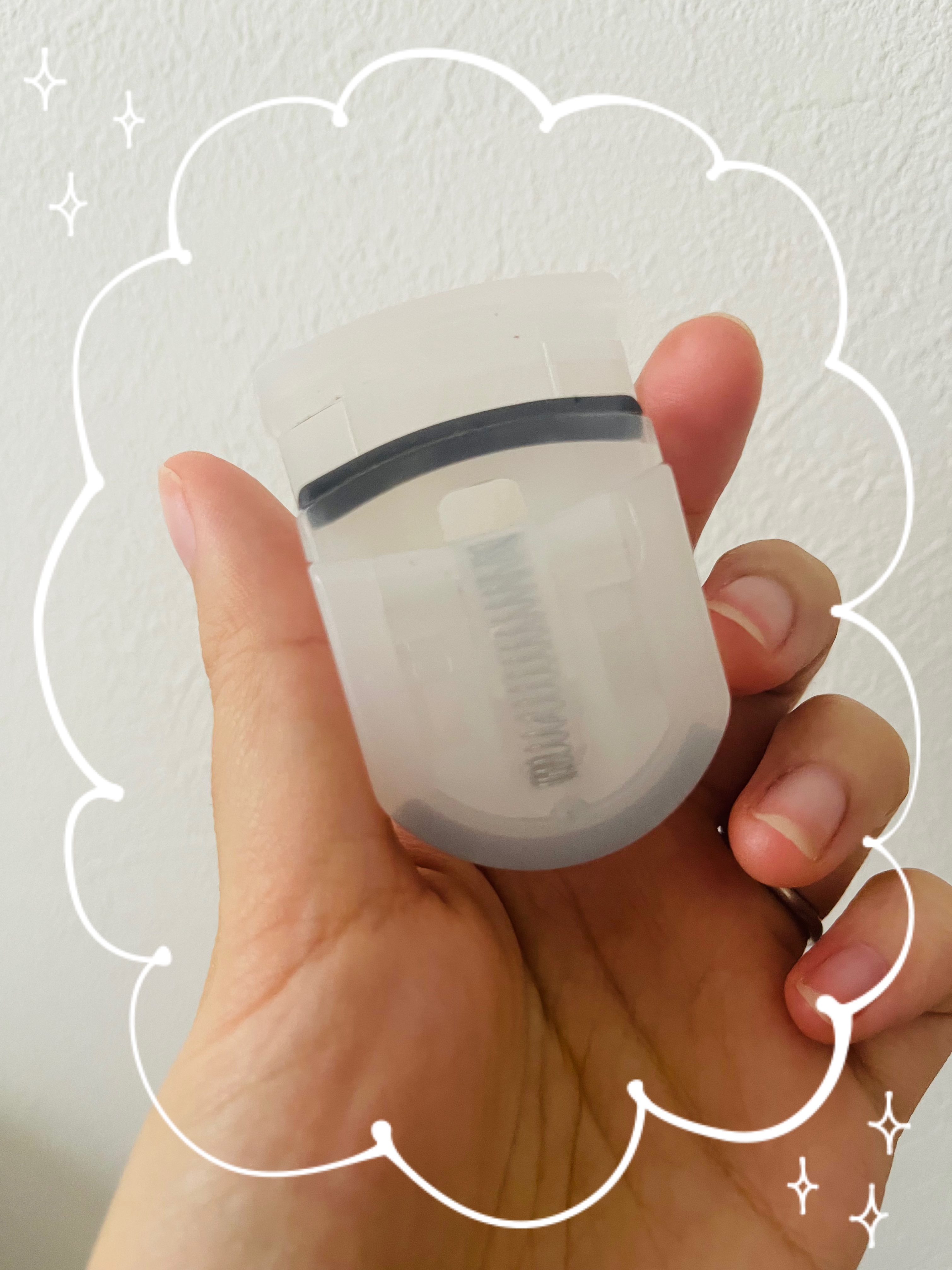 毎日使ってるビューラー！👀💕

無印良品の携帯用アイラッシュカーラー

手放せないくらいお気に入りのビューラー
まつ毛も綺麗に上げてくれる✨

何よりも小さくてコンパクトだから
ポーチの中がかさばらない
旅行の時にすごく助かった！

4