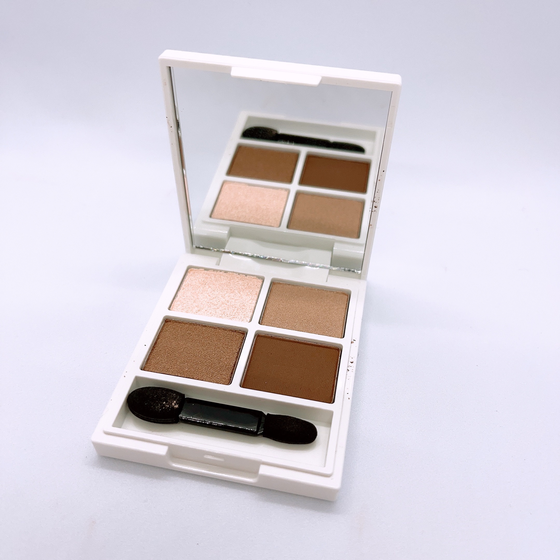 シャルマン・フルラージュアイシャドウ (ブラン ボヌール) シャルマン・フルラージュ アイシャドウ 01 ブラン ボヌール