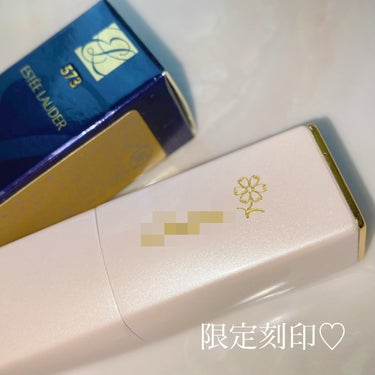 ESTEE LAUDER ピュア カラー エンヴィ クリスタル リップスティックのクチコミ「「愛を引き寄せる」伝説のリップ カラー💞
幸運の花々が咲いた純白の限定デザインパッケージ！

.....」（2枚目）