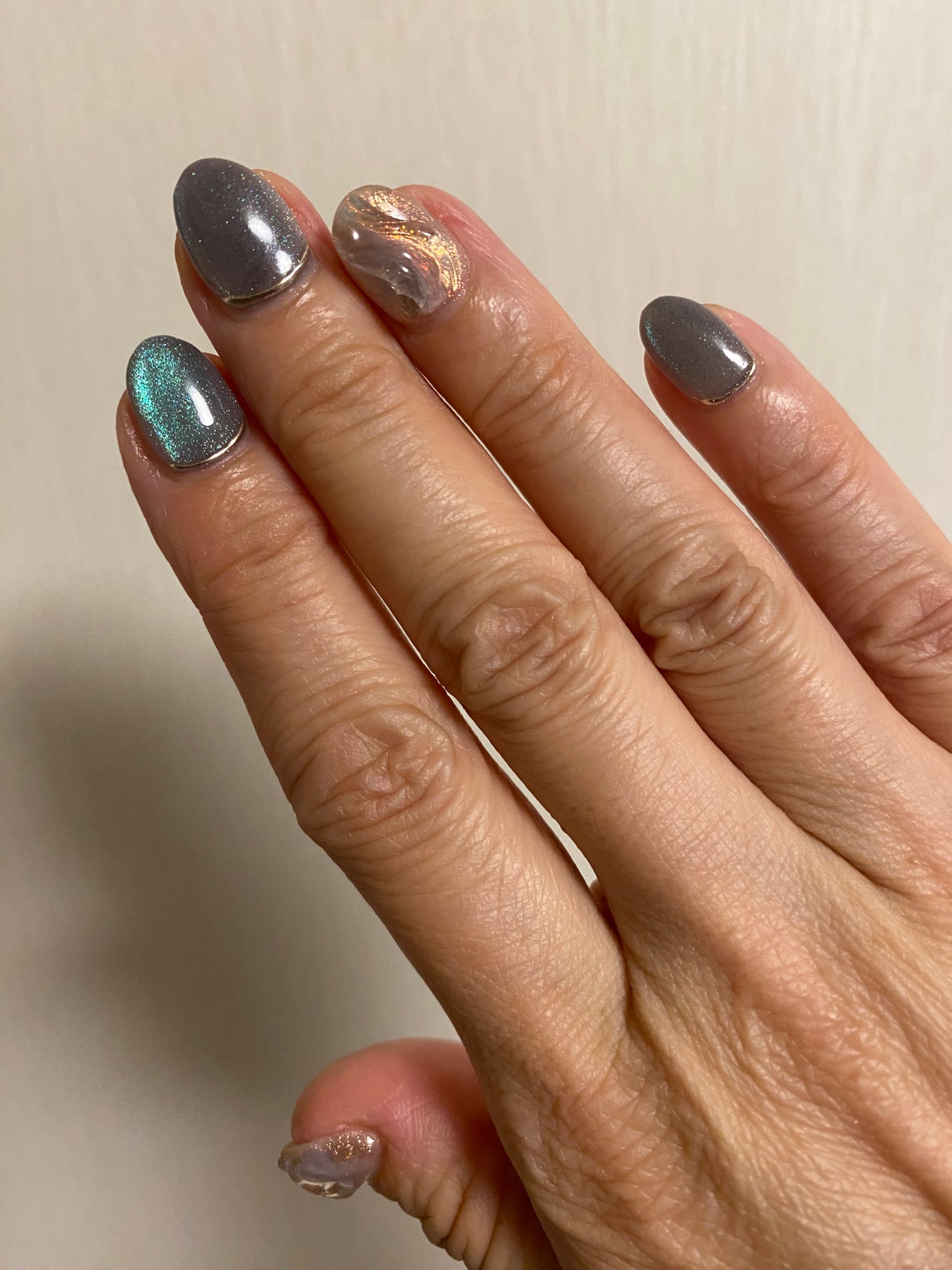 キラキラ☆ on LIPS 「#今月のネイル#マグネットネイル#光のあたり具合で色が#変化す..」(2枚目)