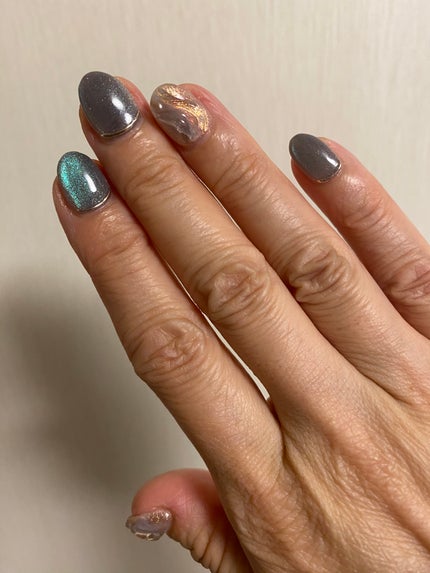 キラキラ☆ on LIPS 「#今月のネイル#マグネットネイル#光のあたり具合で色が#変化す..」(2枚目)