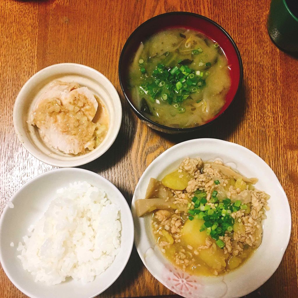 \(◡̈)/フォロバ100☼☼ on LIPS 「昨日食べまくって反省し…(´:ω:`)今日はりんごとヨーグルト..」(4枚目)