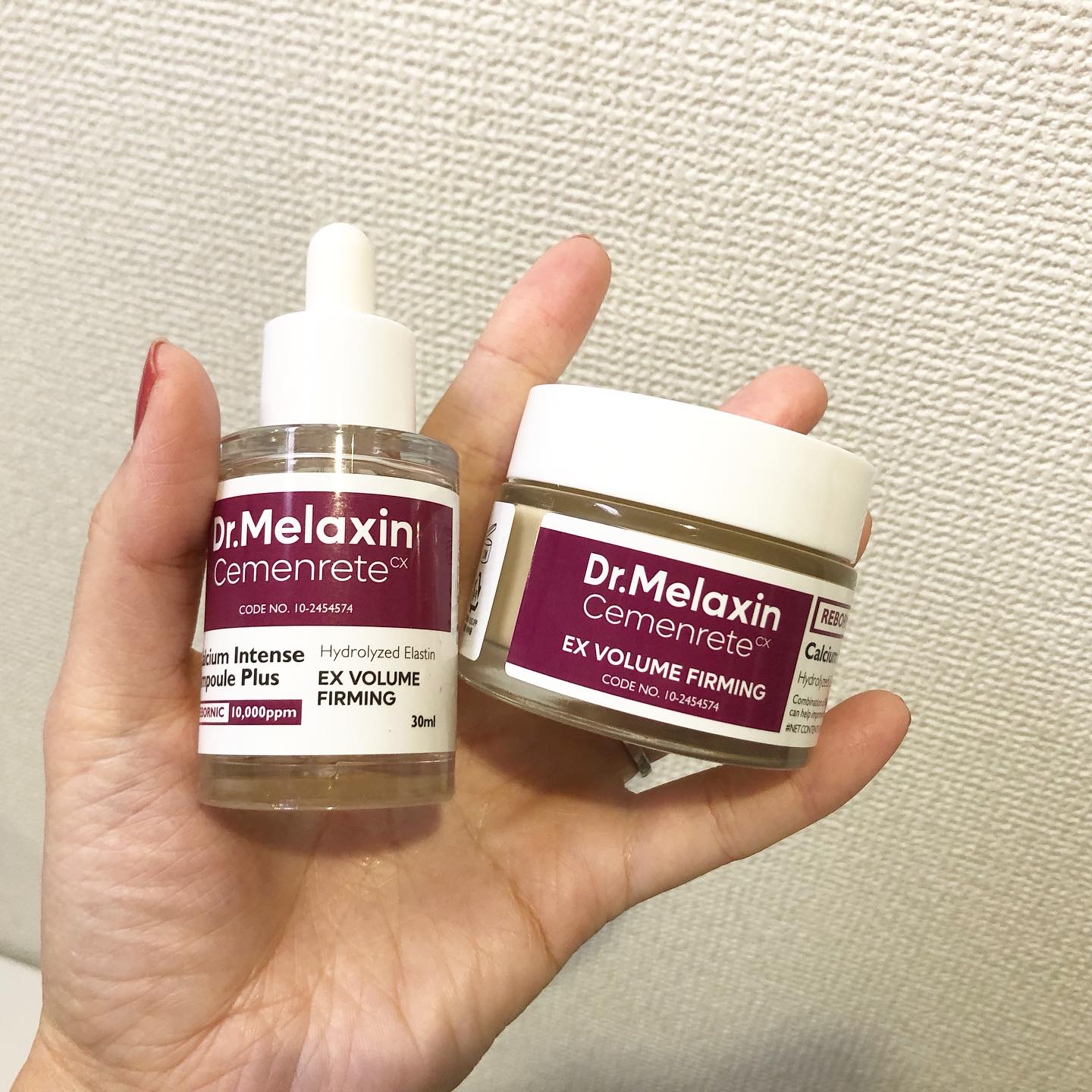 .
#drmelaxin 

目元ケア、コラーゲンだけでは足りないカルシウムで肌の骨組みからハリ、弾力チャージ💗

美容液もクリームも肌馴染みが良くて
伸びが良し👌

ベタつきも匂いもなくて使いやすい☺️

クリームは見た目キャラメルみ