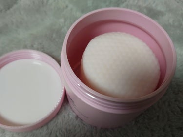 Milk Touch ファイブ フラワー ダークスポット クリアリング ジャンボパッドのクチコミ「５種類の花エキスが乾燥によるくすみにアプローチ🌸
ピンクの容器が可愛いパッド。


■Milk.....」（2枚目）
