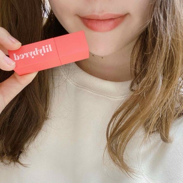 最近よく使ってるティントリップです💄

フルーツをモチーフにしているタトゥーティントタイプでパッケージも可愛く、色持ちも◎です。

私は🍓を選びました。

リリーバイレッド
ムード ライア ベルベット 