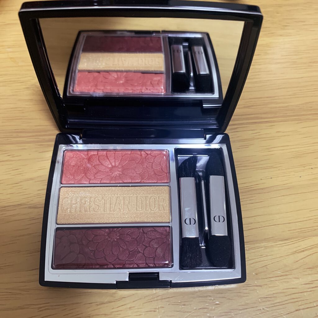  ディオール　トリオブリックパレット
643 ピュアペタルズ

初ディオールアイシャドウ！
コーラルとゴールド、締め色の赤みブラウン

パレットを見た時、かわいいけど派手になるかな？と心配でしたが、程よい発色で調節しやすくとても使いやすいで