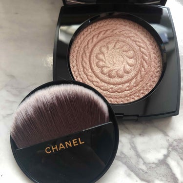 ペッカーン✨
ハイライト好きなら試すべき！
さすが、CHANEL様

CHANEL
エクラ　マニェティク　ドゥ　シャネル　メタル　ピーチ
¥8,000-
#CHANEL
#ハイライト
#プレストパウダー