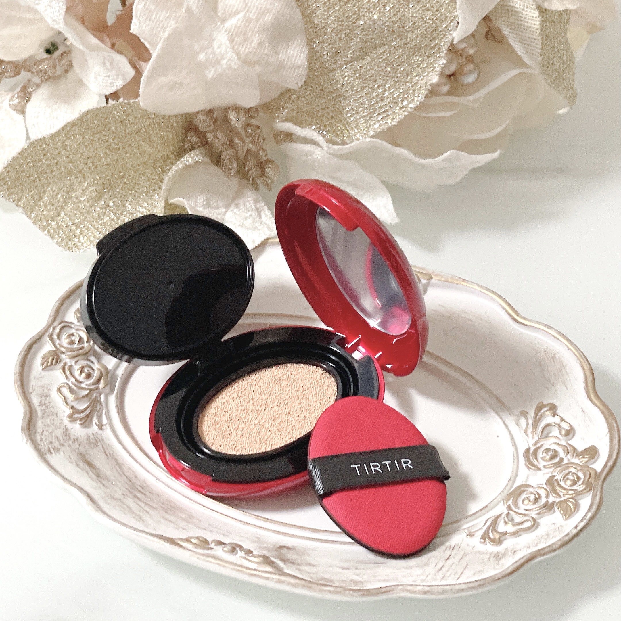 TIRTIRの人気ファンデーション『レッドクッション』から新カラーが登場！
なんと‼︎30色展開になったそうです✨

72時間なめらかカバーで密着ツヤを与える上品な輝きのクッションファンデ
均一できめ細かいパウダーが72時間強力に密着し、な