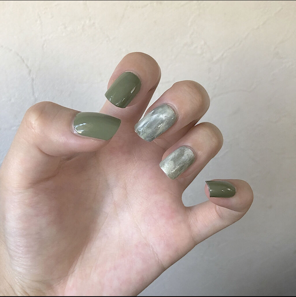 #カーキネイルのネイルデザイン