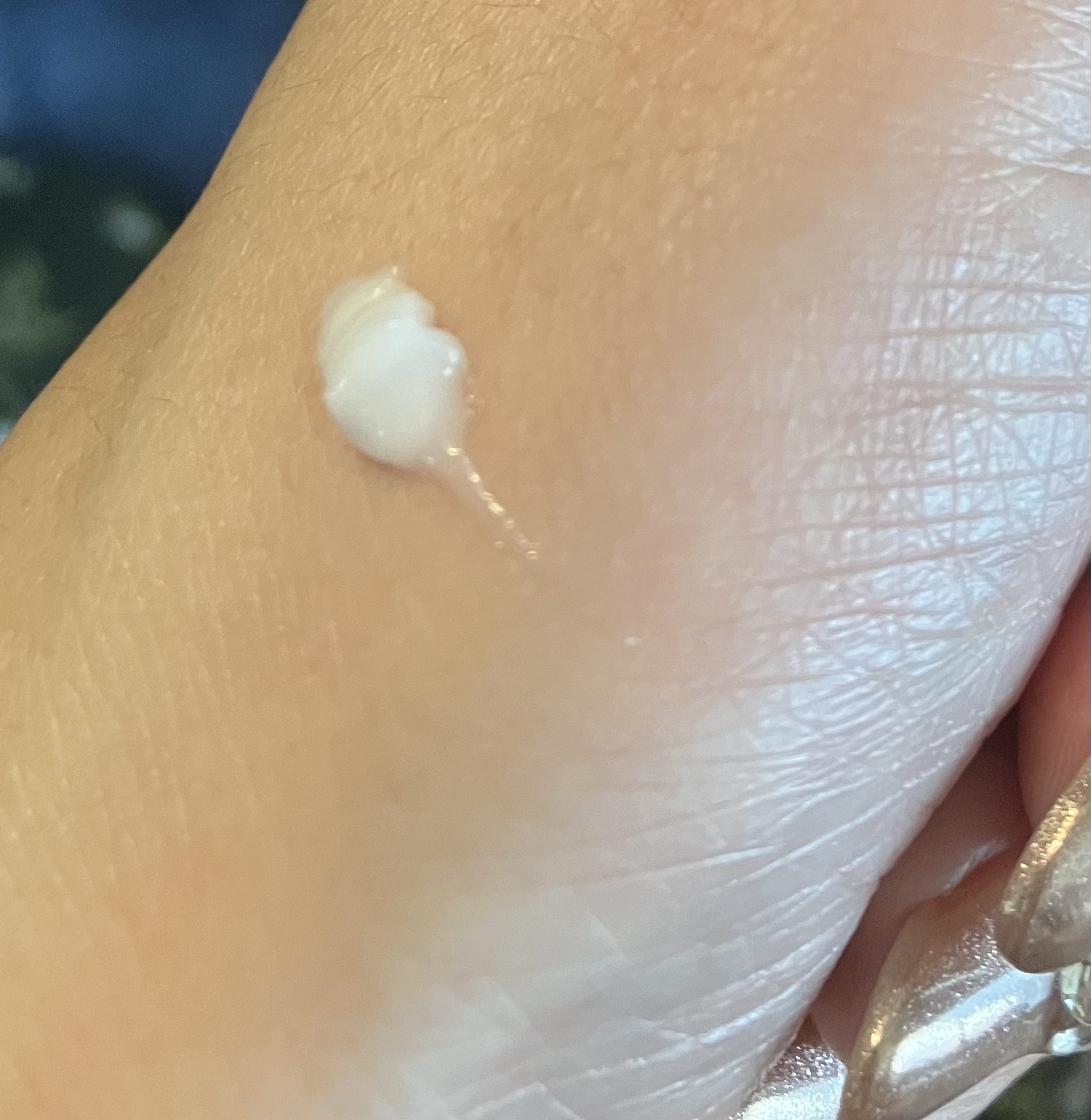 ミノン ミノン アミノモイスト エイジングケア アイクリームのクチコミ「こっくりクリームがピターッと張り付いて、ラップしてくれるようなイメージです。目尻のくっきりした.....」（2枚目）