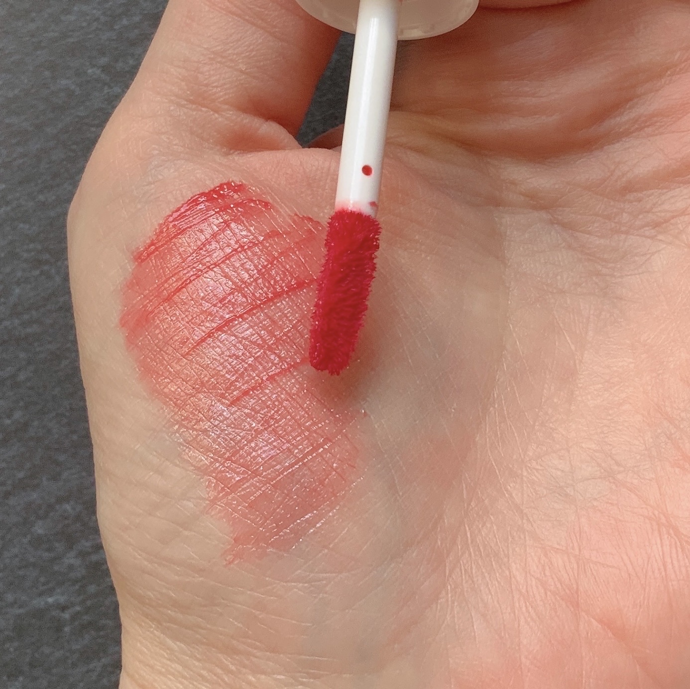 アンドバイロムアンド　グラッシーボムティント HL01 RED FLAKE/&nd by rom&nd/リップティントを使ったクチコミ（3枚目）