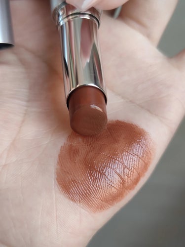 中国製の口紅です💄

このシリーズは潤いがあります
秋冬にぴったりです
しかも繊細でクリアな光沢です✨
-
チョコレートブラウンの口紅です
とても上品な色です
金属製のパッケージも質感があります。

-#水しぶき川ゆきです #秋冬メイク2023  #髪のお悩み解消テク  #ワタシを変えたコスメ3種の神器  #私のベストコスメ2023 の画像 その2