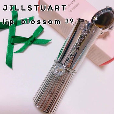 ▷今回はJILLSTUARTのリップを紹介します.*･ﾟ

JILLSTUARTのリップブロッサムの39番です！
かわいい色ですね〜！！濃いピンクでどんなメイクにも合いそうですね！可愛らしい印象にしてく