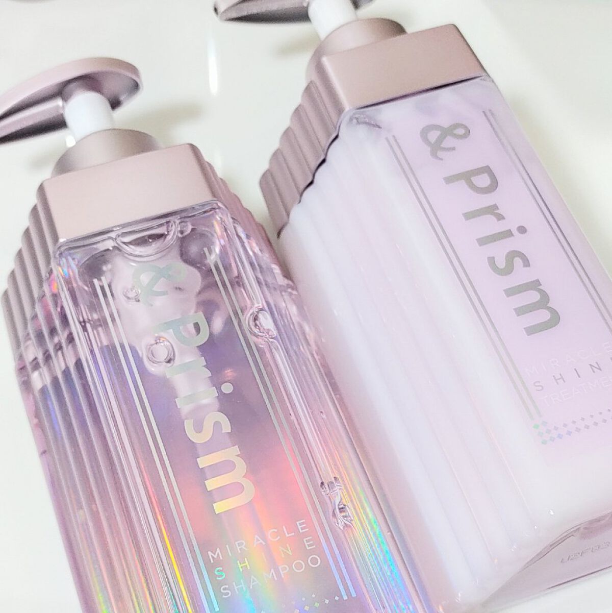&Prism MIRACLE SHINE シャンプー&トリートメント✨

かわいいパッケージで気になっていたシャンプー&トリートメントを試してみました！

製品の90％以上がパールエキスやアルガンオイルなど光沢＆保湿成分で構成されているそう
