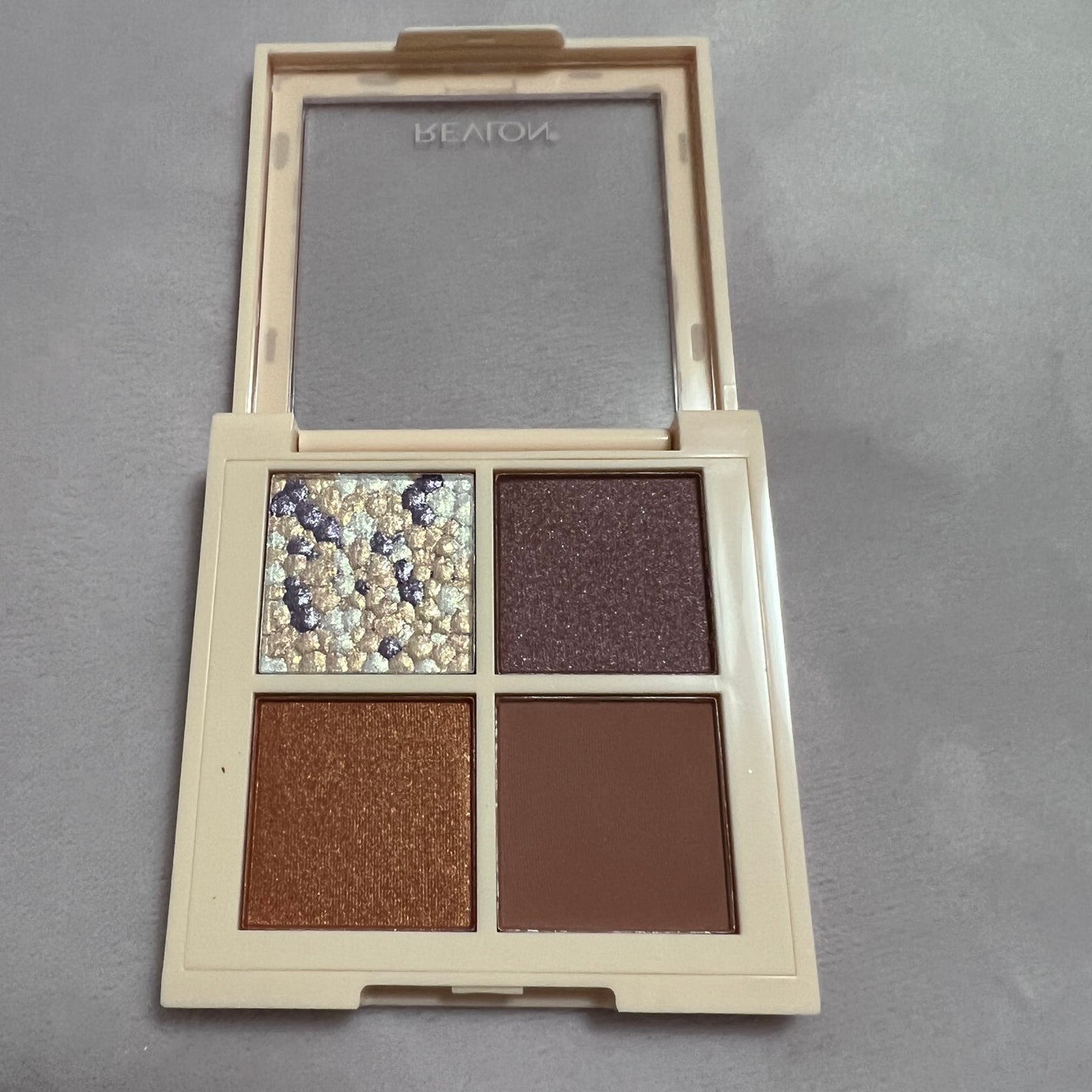 レブロン ダズル アイシャドウ クアッド/REVLON/アイシャドウパレットを使ったクチコミ(2枚目)