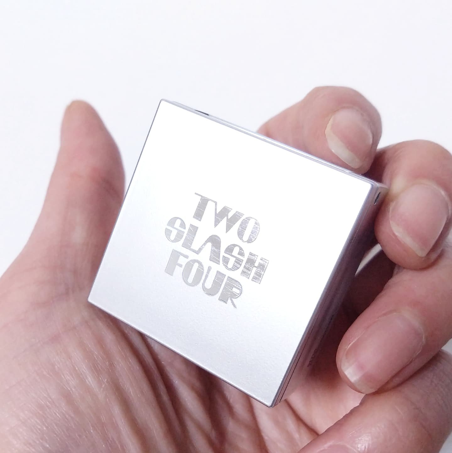 ストロビングフェイスキューブ/TWO SLASH FOUR/ハイライトを使ったクチコミ（2枚目）