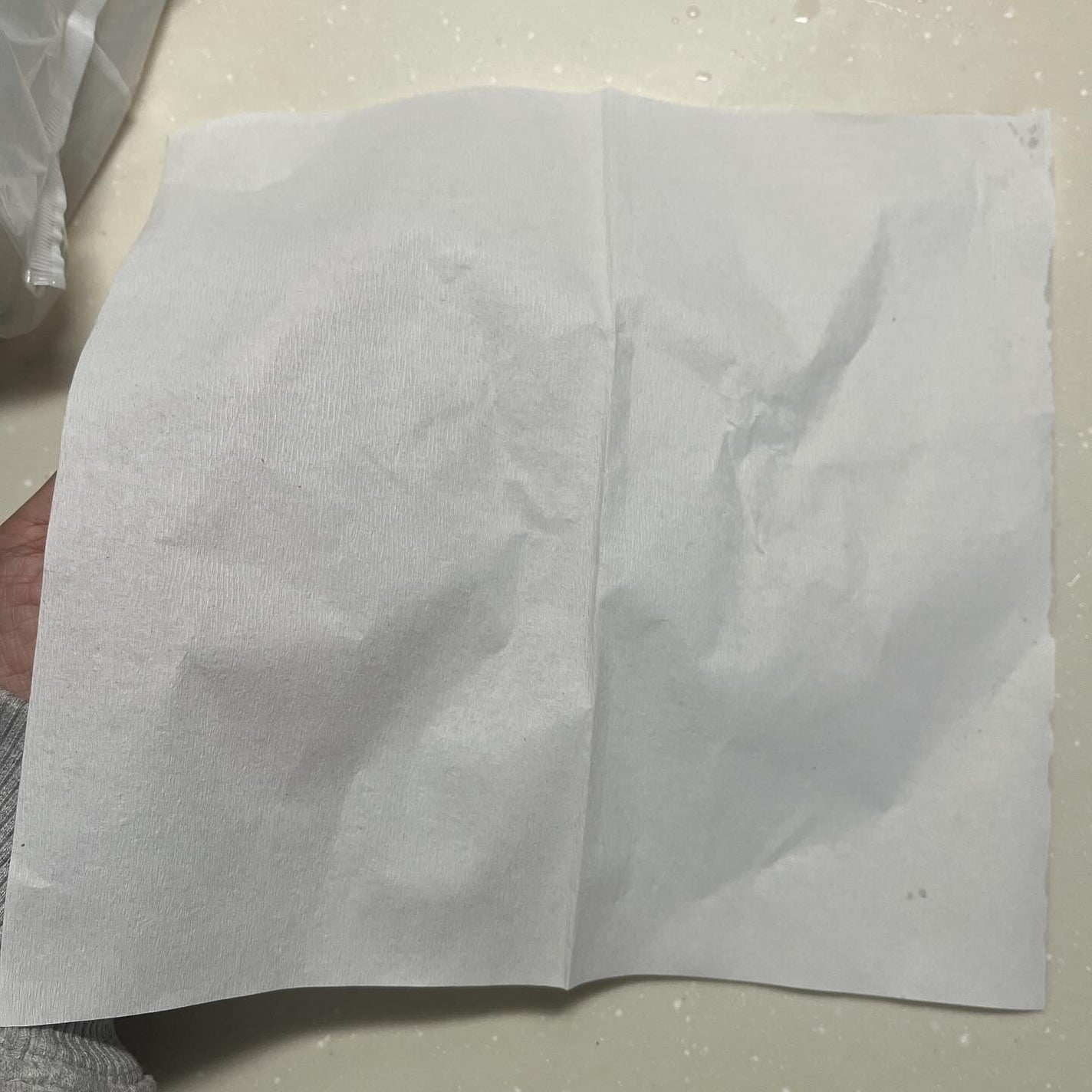 ひとりコスメ部 フォロバ100 on LIPS 「紺屋商事様の手に優しいタオルペーパー✨紺屋商事ふきふきペーパー..」(3枚目)