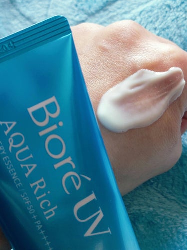 🩵 Biore ビオレＵＶ 🩵
アクアリッチウォータリーエッセンス
AQUA Rich
【SPF50+ PA++++】
ＵＶ耐水性★★
★容量 70g

～塗り直しても
重ねても感動的に軽い！水感ＵＶ～

𓐍𓏸𓈒🫧💫𓈒𓏸𓐍‪𓈒 𓏸𓈒𓂂𓂃𓐍𓏸𓈒🫧💫𓈒𓏸𓐍𓈒 𓏸𓈒

LIPSにて購入しました
軽いつけ心地で
お肌に優しく
うるおい感Good
乾燥しにくく
肌なじみ良いです
白浮きしないので
化粧下地にも！
石鹸で洗い流せるのは
嬉しい限りです！

𓐍𓏸𓈒🫧💫𓈒𓏸𓐍‪𓈒 𓏸𓈒𓂂𓂃𓐍𓏸𓈒🫧💫𓈒𓏸𓐍𓈒 𓏸𓈒

ミクロレベルの
スキマまで塗りムラ防ぐ

化粧下地にも！

★日やけによるシミな
そばかすを防ぐ

★スーパーウォータープルーフ
（８０分間の耐水試験で確認済み）

★せっけんで落とせる

★顔・からだ用

★白浮きせず、ベタつかない

★ファンデーションも
なめらかな仕上がり

★ヒアルロン酸
ローヤルゼリーエキス
ＢＧ配合（保湿成分）

★ホワイトミュゲのやさしい香り

𓐍𓏸𓈒🫧💫𓈒𓏸𓐍‪𓈒 𓏸𓈒𓂂𓂃𓐍𓏸𓈒🫧💫𓈒𓏸𓐍𓈒 𓏸𓈒

高い紫外線防御効果と
軽いつけ心地を両立した
ウォーターベースの日やけ止め

花王独自の
ミクロディフェンス処方により
塗布後に水相が
揮発することで
生じていた
ミクロレベルの隙間の
発生を防ぎます

高い紫外線防御効果がありながら
水のように軽い使い心地を両立

塗り直しても重ねても
軽くてみずみずしい
使用感はそのままに
一枚の皮膚のように
薄く均一に塗布しやすいので
ミクロレベルの隙間まで
塗りムラを防ぐことができ
毎日の快適な
紫外線対策を可能に！

肌になじむ
透明感のある
水感エッセンスで
ピタッと密着して
白浮きしない！
透明感のある仕上がりです

𓐍𓏸𓈒🫧💫𓈒𓏸𓐍‪𓈒 𓏸𓈒𓂂𓂃𓐍𓏸𓈒🫧💫𓈒𓏸𓐍𓈒 𓏸𓈒

#ビオレ #ビオレUVアクアリッチウォータリーエッセンス #ビオレUV #アクアリッチウォータリーエッセンス #紫外線対策 #UV #日焼け止め #化粧下地 #メイクアップベース #Biore #アクアリッチ #LIPS購入品 #春の紫外線対策 


の画像 その1