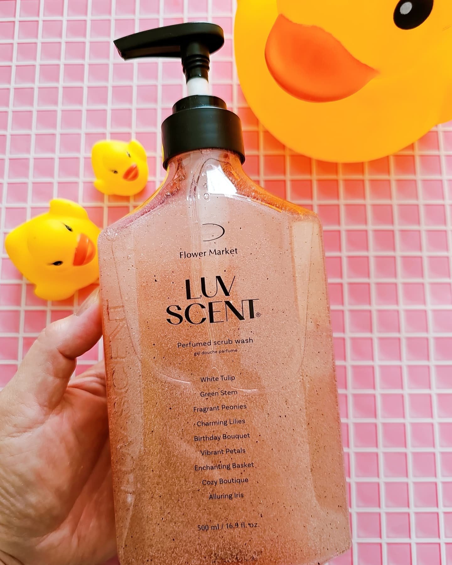 スクラブボディウォッシュ フラワーマーケット ホワイトチューリップ/LUV SCENT/ボディスクラブを使ったクチコミ（3枚目）