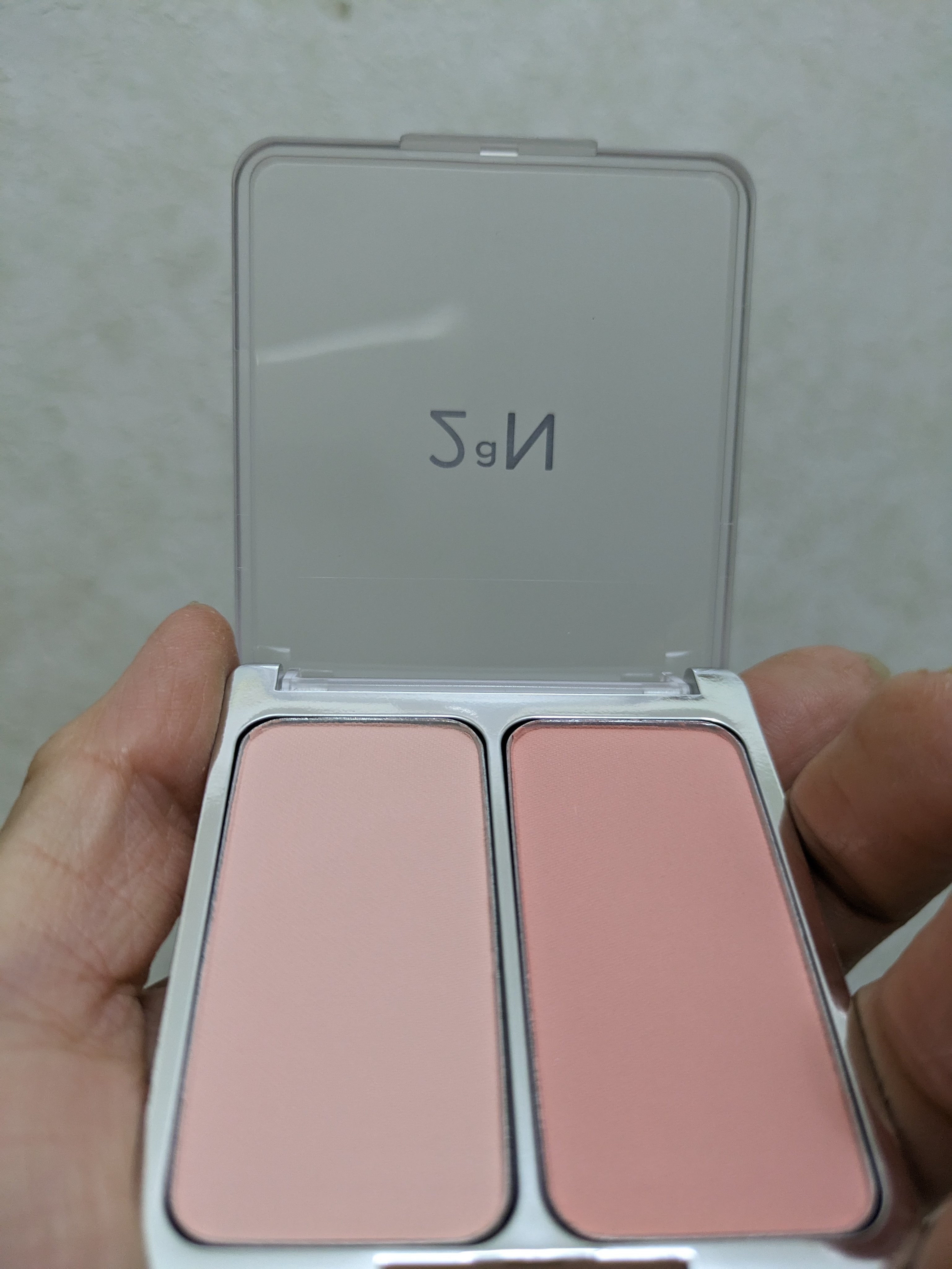 2aN デュアルチーク
#2ラブロージー

水彩画のような発色の２色のチークは
透けてるパケも可愛くてどのいろにするかすごーくすごーくなやむ！！
すごく使いやすい#2だけど、
他の色もほしくなる！