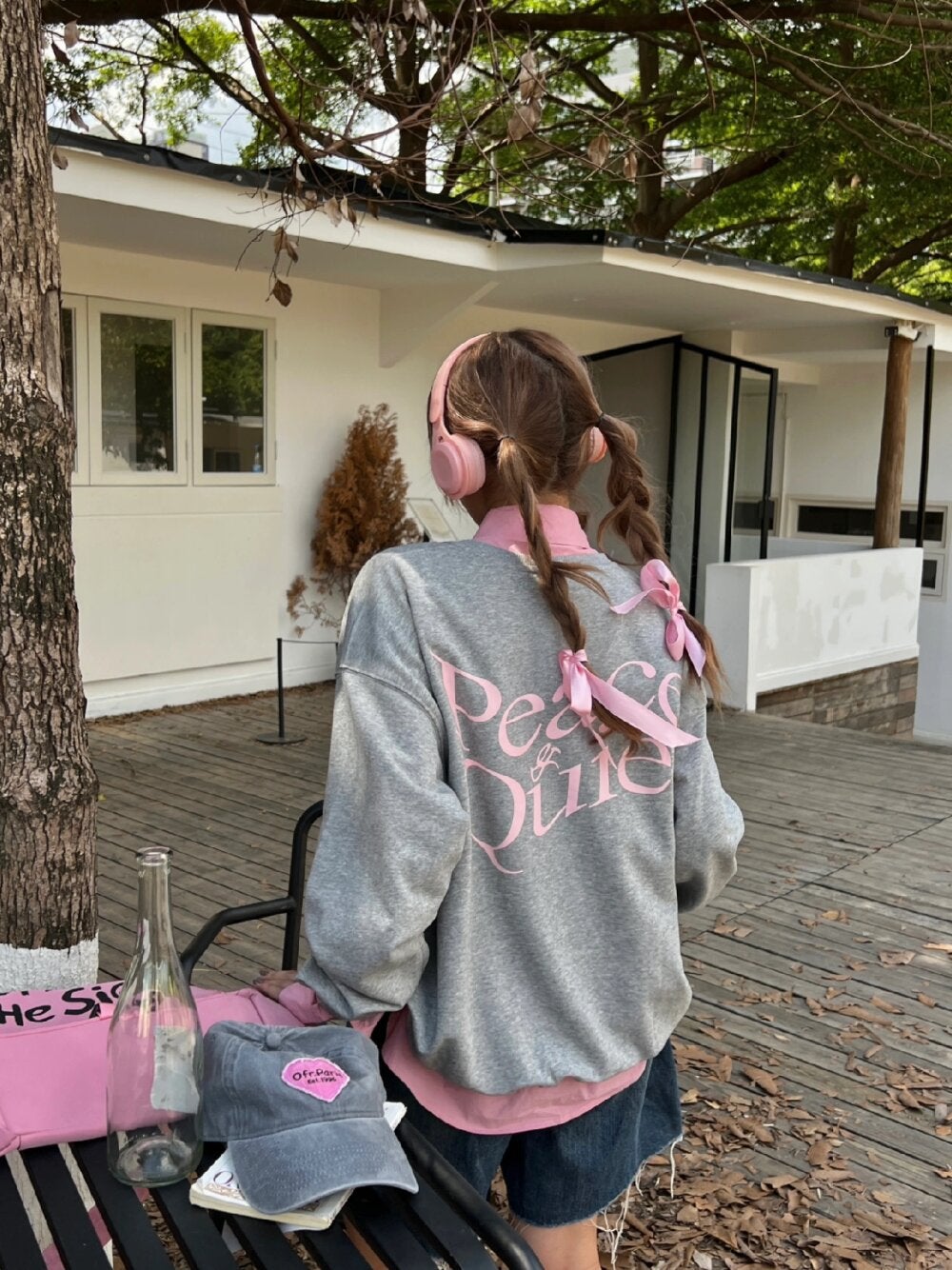 ひとみ on LIPS 「秋の季節はピンクとグレーの組み合わせに挑戦しましょう!🍂スウェ..」(1枚目)