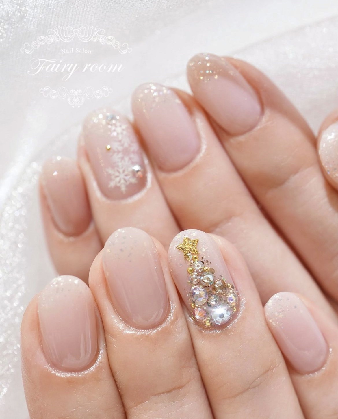 @reagel.nail 
【使用カラー】
・S36ベースカラー
・048先端ホワイトラメホロ
・雪の結晶ネガグラデーションホワイト(シール)
⁡
クリスマスイブという事で
キラキラ可愛いクリスマスネイルをご紹介📖
ベースデザインは冬のネ