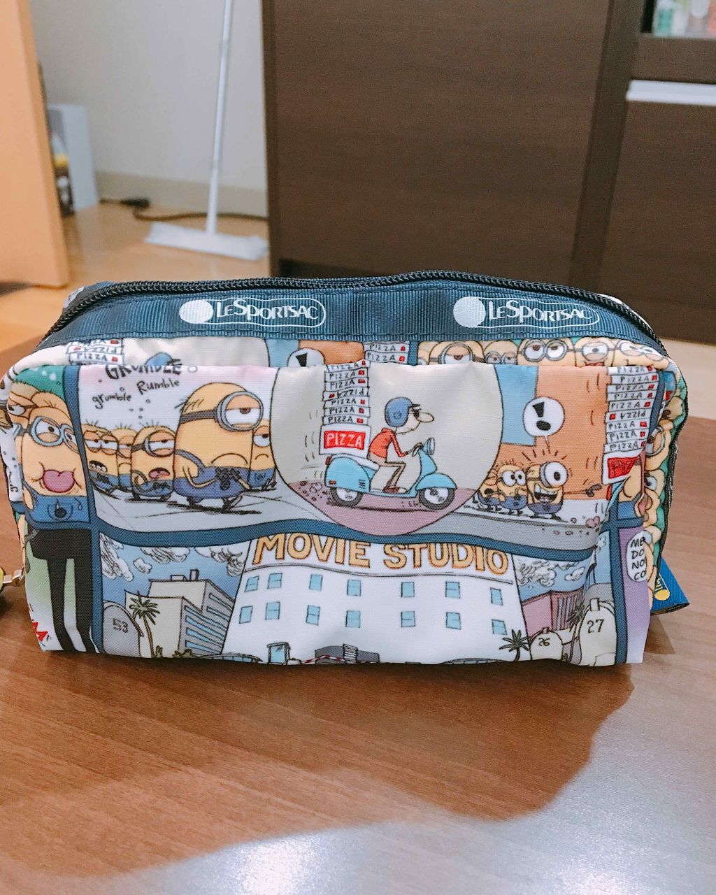 いーよ on LIPS 「かわいすぎる化粧ポーチ見つけた😍❤️レスポとミニオンのコラボ❤..」(1枚目)