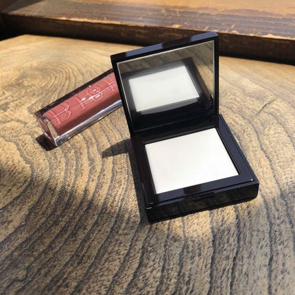 シークレット ブラーリング パウダー フォー アンダー アイズ/ローラ メルシエ/プレストパウダーを使ったクチコミ(1枚目)