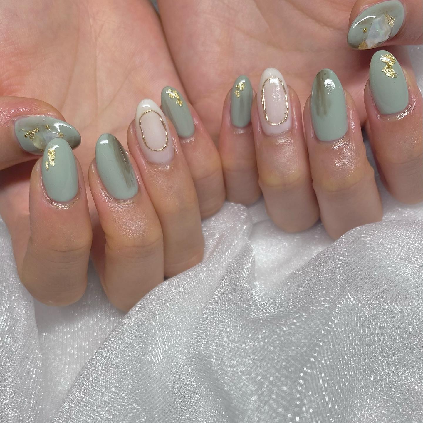 #くすみネイル,#ニュアンスネイル,#金箔ネイル,#秋ネイル,#シェルネイル,#シンプルネイル,#オフィスネイル,#グリーンネイル,#韓国ネイル,#ワンホンネイルのネイルデザイン