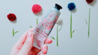 L'OCCITANE ハンドクリーム
チェリーブロッサムの香りです🌸🌸
ドラッグストア ￥1200

もう言うことなしに大好きな商品です！
テクスチャーは軽いです。
すぅーとみずみずしく伸びて馴染んでく