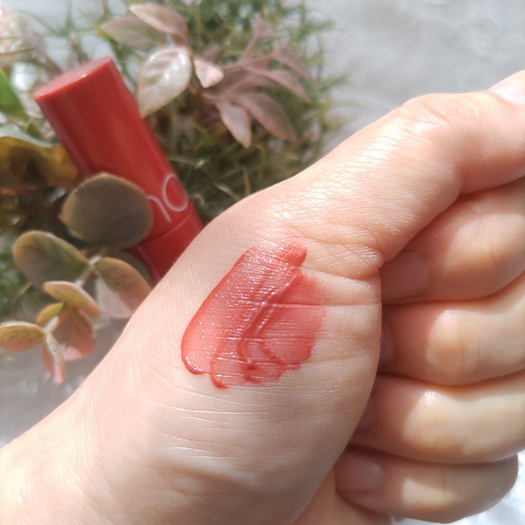 ジューシーラスティングティント/rom&nd/リップティントを使ったクチコミ（2枚目）