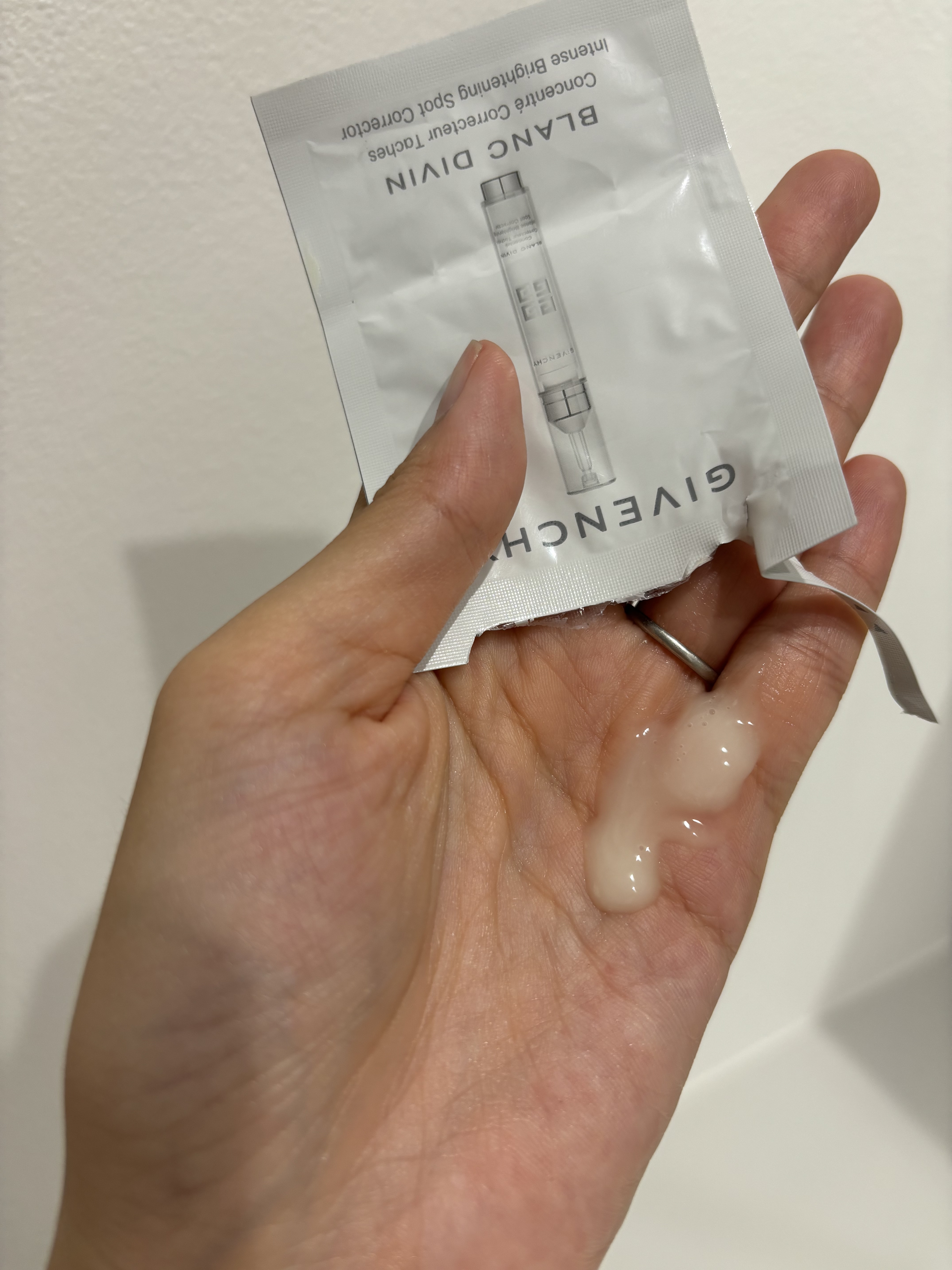 試してみた】ブラン ディヴァン スポット コレクター GIVENCHYの