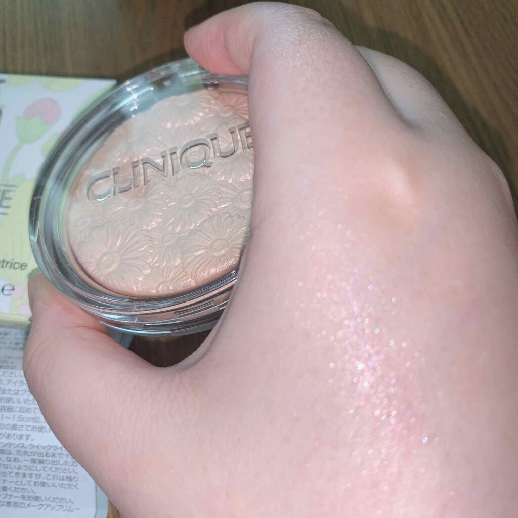 パウダー ポップ フラワー ハイライター/CLINIQUE/パウダーハイライトを使ったクチコミ(3枚目)
