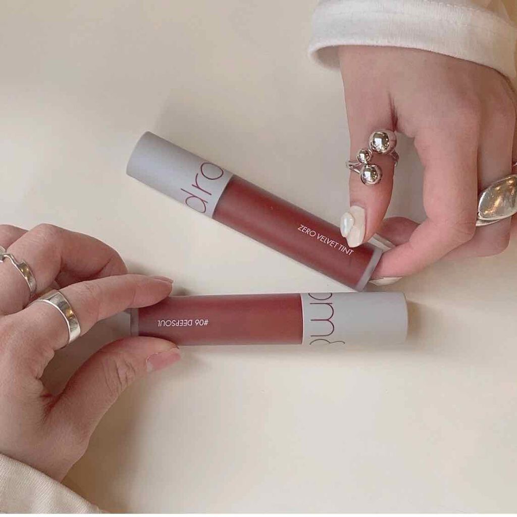 【落ちにくいマットティント】バーガンディカラーでおすすめ

#ロムアンド 落ちにくくて発色の良いマットタイプのティント！

唇の中心に塗るだけでも
グラデーションリップができて可愛い


#リップ #ティント #韓国コスメ #韓国リップ 
