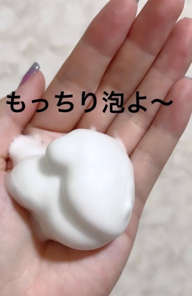 【詰め替えリピ買い🛍️】LIPSショップでも購入OK

なめらか本舗の豆乳イソフラボン泡洗顔🫧

サナ　なめらか本舗
薬用泡洗顔　本体　200ml 
つめかえ用 180ml

_ _ _ _ _ _ _ _ _ _ _ __ _ _ _ _ _ _ _ _ _ _ _

泡洗顔のお気に入り商品です🙌

ポンプ式でラクラクです。

すすぎも早いの👏

敏感肌&乾燥肌でも優しい使用感。

コスパ良くっても医薬部外品と記載あり。
_ _ _ _ _ _ _ _ _ _ _ __ _ _ _ _ _ _ _ _ _ _ _

【商品の特徴、記載より👇】

肌荒れ&ニキビを予防しながら透明感とのこと。

アミノ酸系洗浄成分使用　(うるおい仕上げ)

無香料　無着色　無鉱物油　肌荒れ防止成分
ビタミンC誘導体　豆乳発酵液(保湿成分)


泡洗顔をお探しの方はチェックしてみてね！！

🛍️LIPSショップでも購入出来るよ！


#薬用泡洗顔
#なめらか本舗 
#スキンケア
#泡洗顔
#エコ
 #秘蔵の底見えコスメ の画像 その1