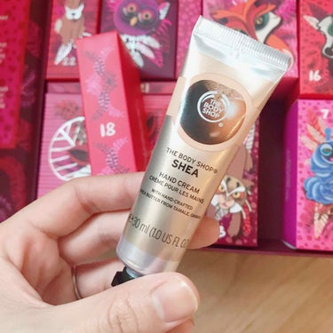 The Body Shop
#アドベントカレンダー2018

DAY18
☆Shea Hand Cream

※アドベントカレンダーは日本未発売です※


ハンドクリーム２つ目。
これも現品サイズ(30ml)

大定番シア。

香りはなんだか"お母さんの化粧品"っぽくて、やっぱりアーモンドミルク＆ハニーの方が好き。

伸びとしっとり保湿する感じは良いです。


今、このアドベントカレンダーとか頂いたりとかでハンドクリームがいっぱいなので、とりあえずストック行き(笑)


#ザボディショップ 
#シアバター #ハンドクリームの画像 その0