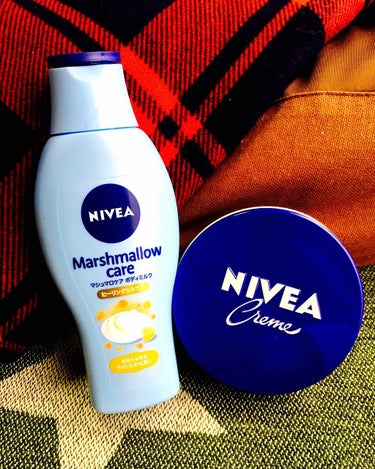 NIVEA スキンケアクリーム
＊王道の青缶で、顔、体、髪にまでぬれちゃう優れものって言われてますよね。自分は寝る前にパックとしてつかったりしてます。ぬって寝て起きた時のモチっとした肌になってるのはなん