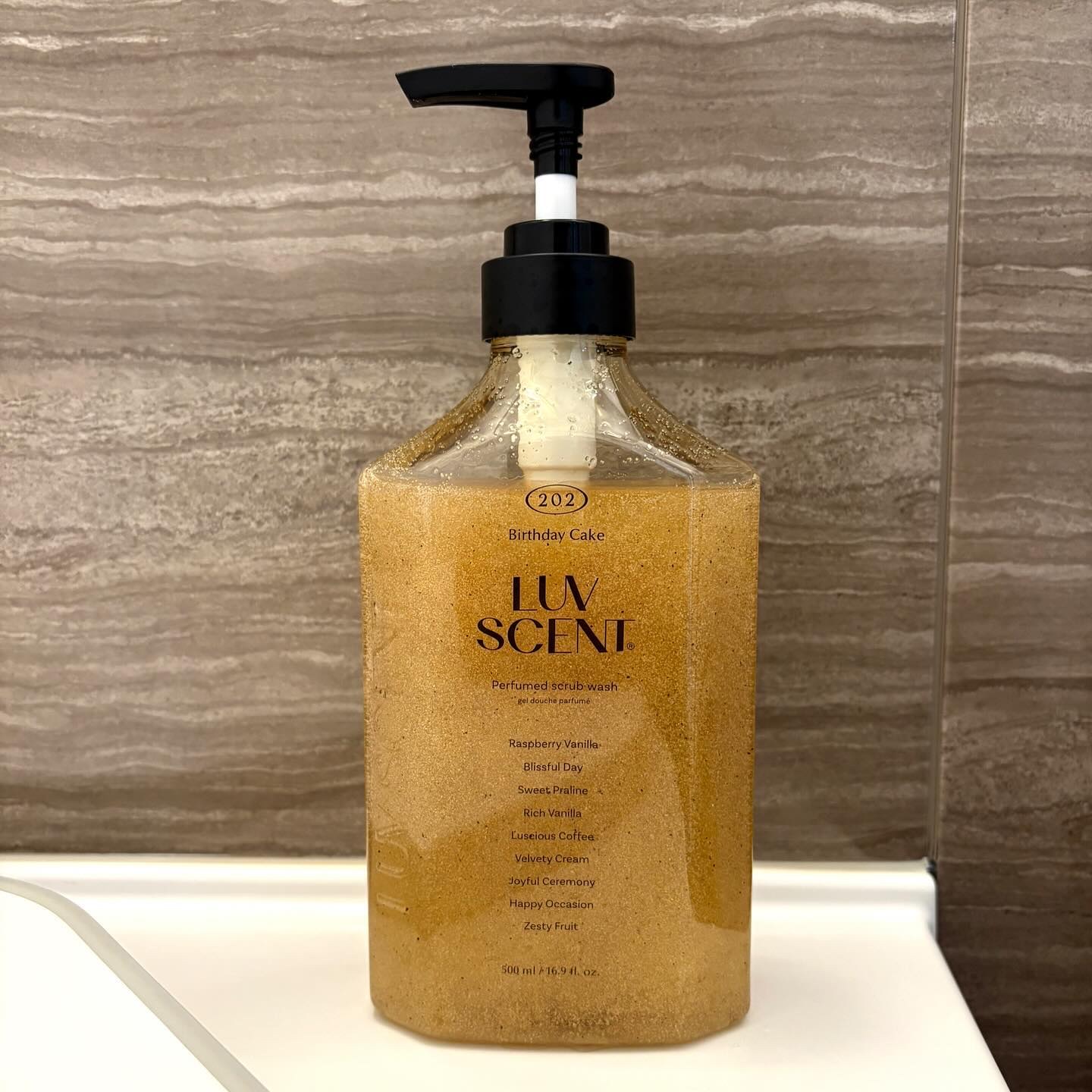 スクラブボディウォッシュ バースデイケーキ ラズベリーバニラ/LUV SCENT/ボディスクラブを使ったクチコミ（1枚目）