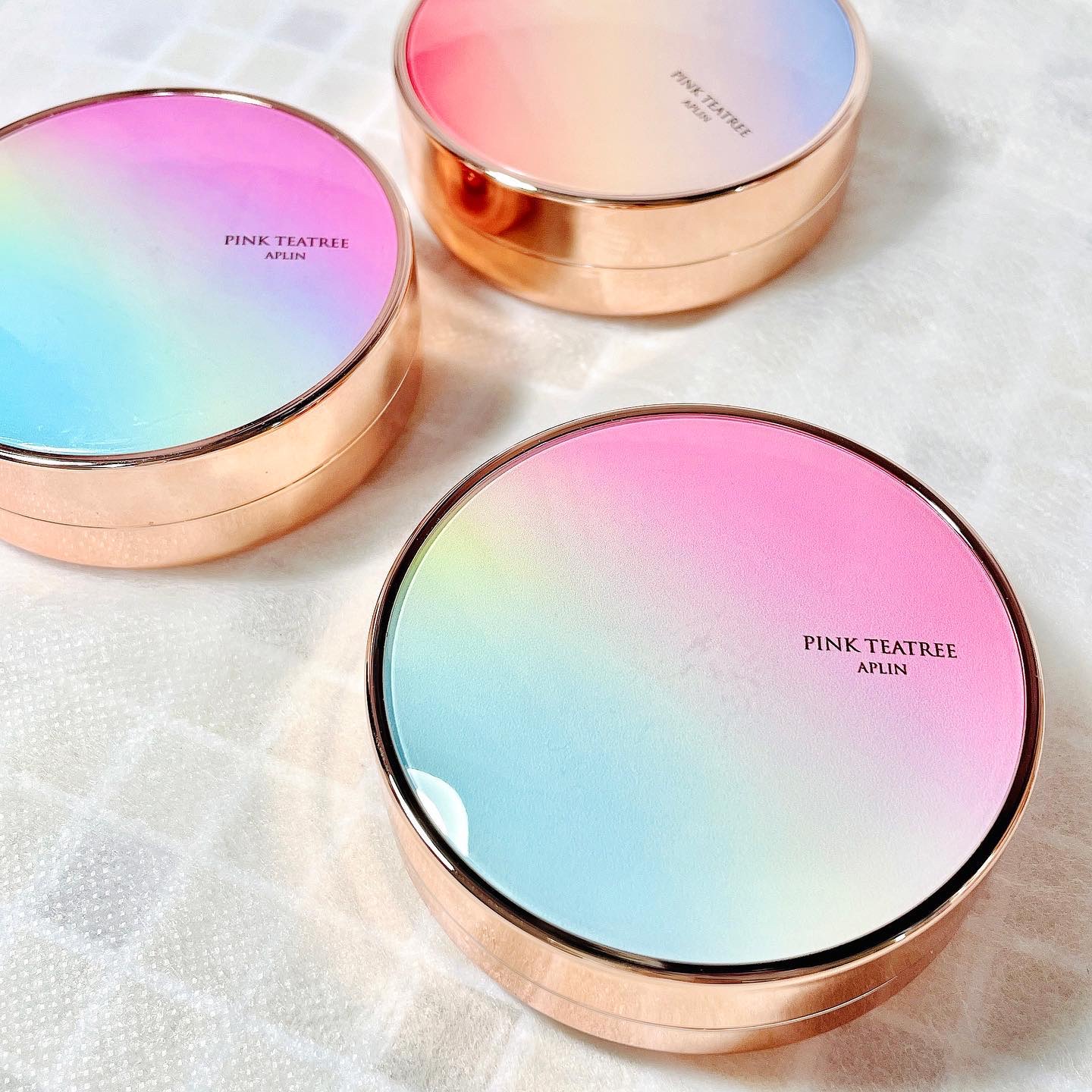 【APLIN 】
PINKTEATREE COVER CUSHION APF 50+/PA++++
ピンクティーツリーカバークッション
21号

✓肌にピタッと密着する高カバー力
✓より長時間カバーされる持続力
✓ベタつきの無いしっとりなめ