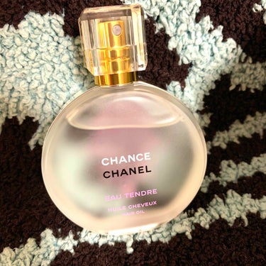 徐々にCHANELに寄せていて、2020限定のChanceヘアオイルを年末に予約し購入しました。
少量で髪が艶っぽくなります。毛先ちゅるんと。
香りは長くは持ちませんが、付けた時だけテンション上がります