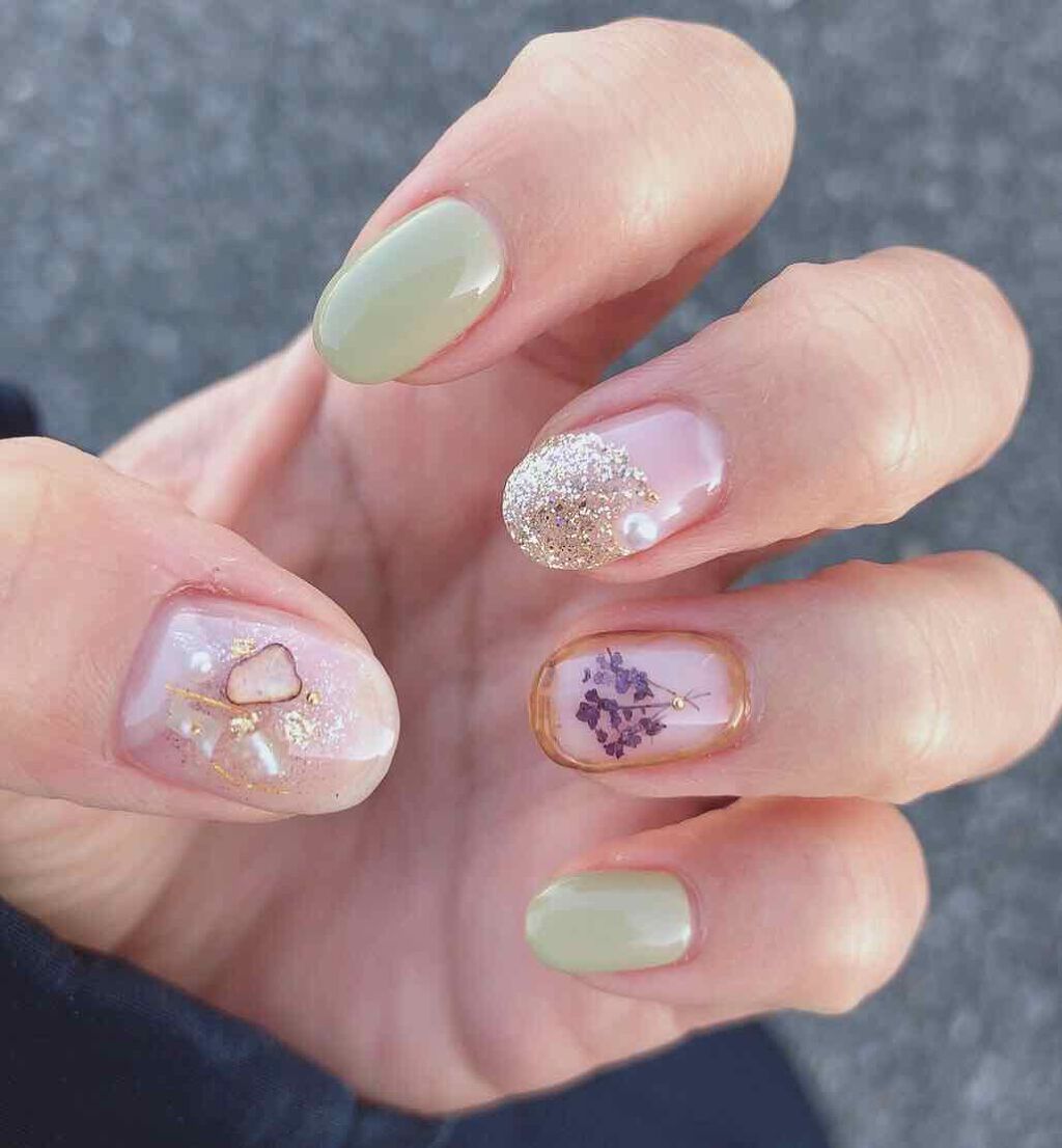 pipi's Nail
.
こちらは過去のジェルネイル。
ピスタチオカラーに、シェル、押し花の花束❁⃘*.ﾟ
すごくお気に入りの可愛いネイルにしていただきました♥
ただ、持ちが悪かったのが残念。
ジェルネイルが浮くというのは経験なかったので