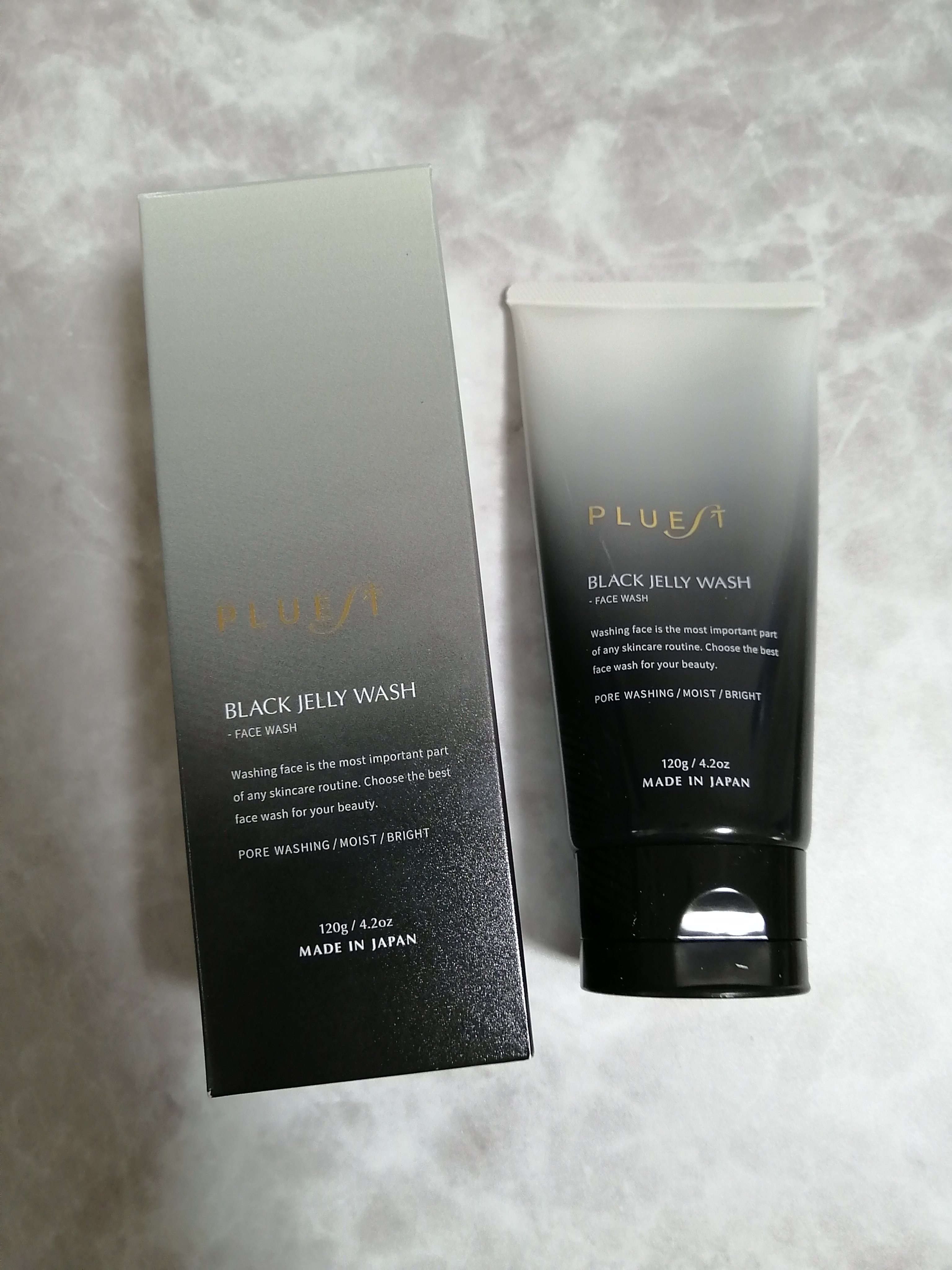 PLUESTのブラックジェリーウォッシュを使ってみました！
とっても口コミがいい、炭ジェル洗顔。

濡れた肌にマンナンスクラブが入った炭ジェルを載せて、優しく伸ばしながらマッサージするだけで毛穴汚れやお肌の引き締め、ハリを向上させてくれる洗