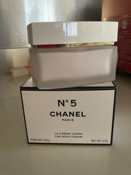 CHANEL シャネル N°5 ザ ボディ クリームのクチコミ「新しいボディークリーム検索‥
寒くなってきたので
濃いめの香りばかりに目がゆきます。
香.....」(1枚目)