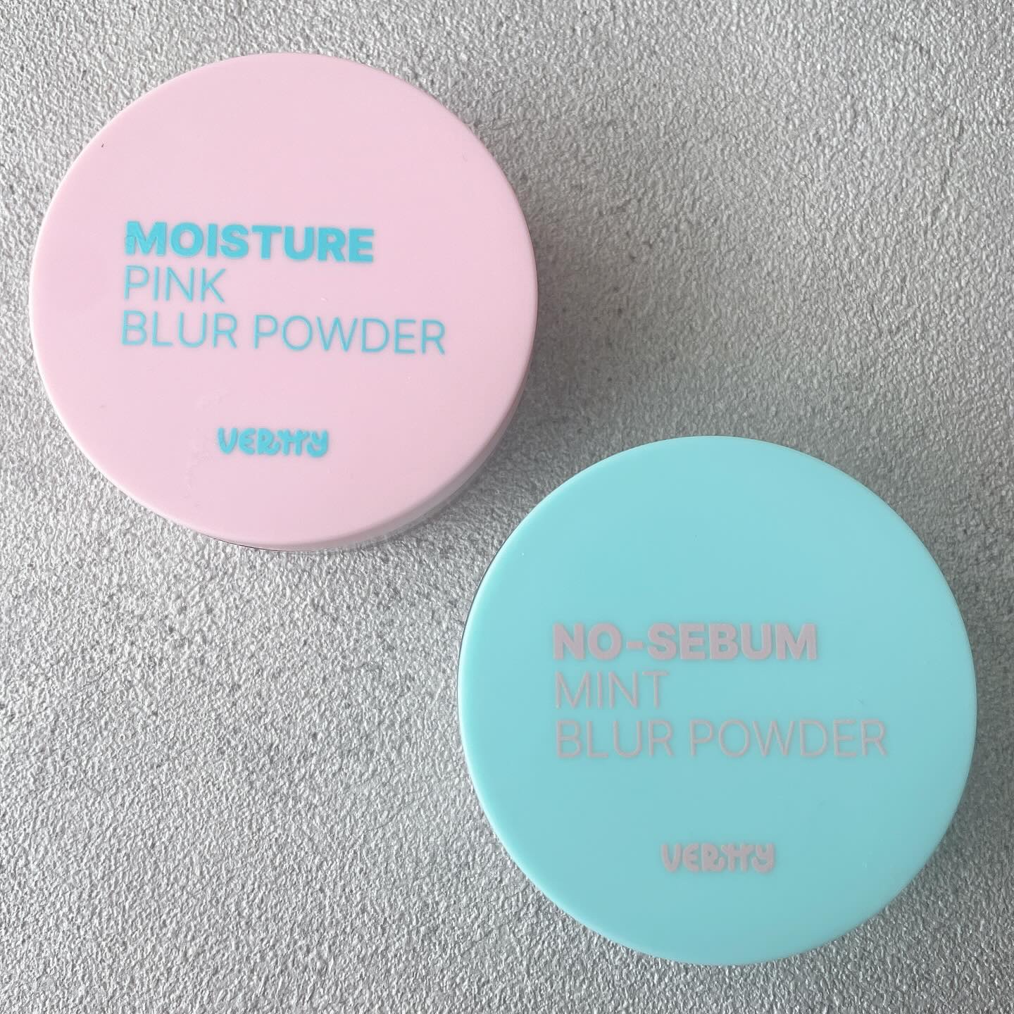 𖡼.𖤣𖥧𖡼.𖤣𖥧 

VERTTY
✔️モイスチャーピンクブラーパウダー
✔️ノーセボムミントブラーパウダー 

最近、暑すぎて顔のテカリが気になります…
他にも夕方になると前髪のベタつきや、
メイクのヨレなど…

こちらのパウ