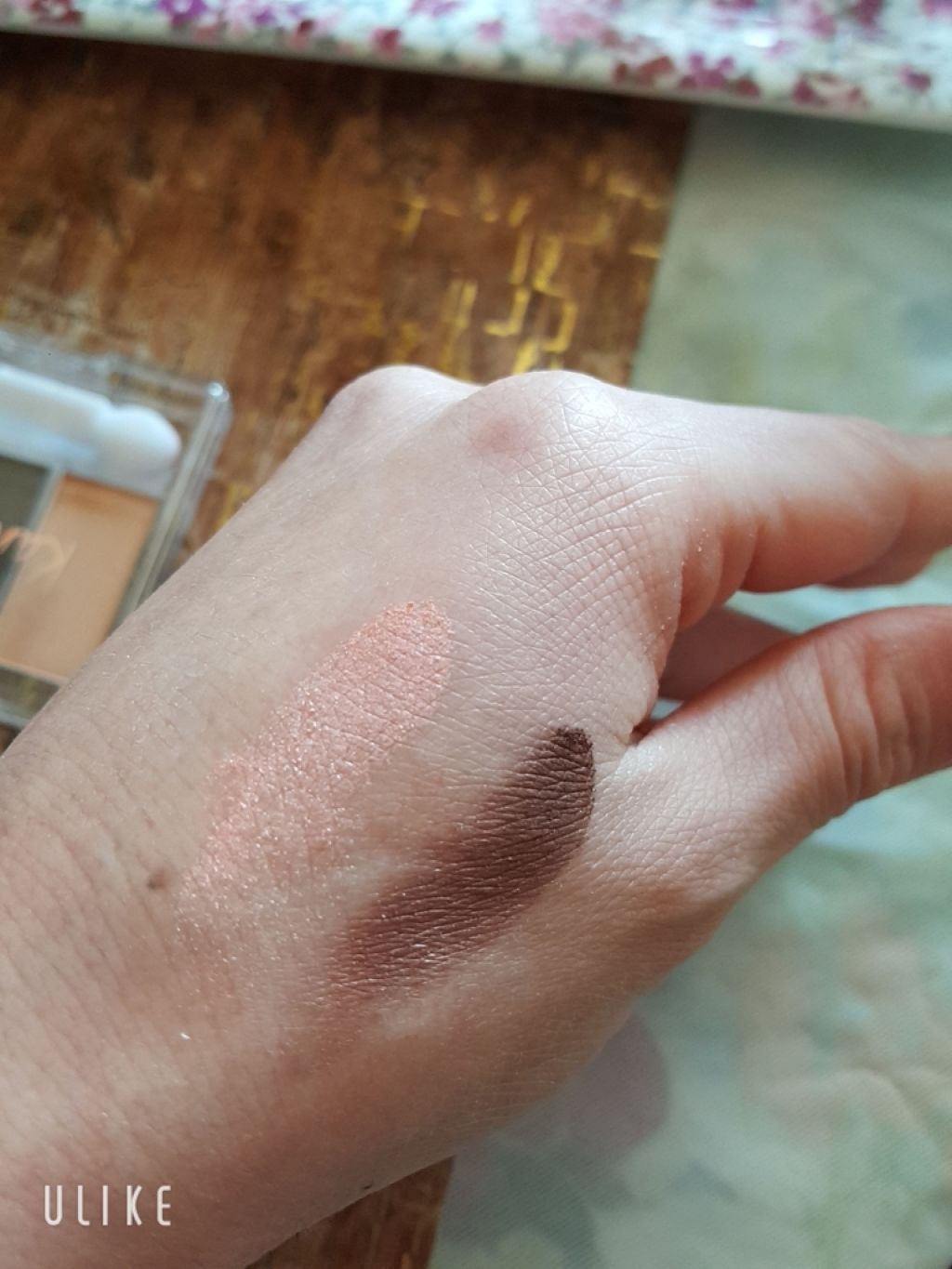 ちはる on LIPS 「ダイソーのアイシャドウ☺パッケージもキティちゃんで可愛い😍発色..」(3枚目)