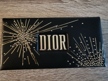 #Dior Sparkling Couture Palette 🎆

パーティバッグ風なケースがかわいくて先月買いました。
DIOR アカウントから偶然このアイテムの通知がきてあわてて開封。バタバタして