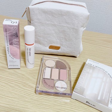 PERIPERA
シンプレイン
ウォーターブラーティント
01　Veiled Coral

シンプルレイン
アイパレット
01 Off Beige

楽天で購入しました

インスタで見てからずっと欲しかったのですが、韓国限定…ところが日本でもネット限定かつ売り切れ次第終了ですが手に入れることができました🥰

普段のペリペラのテイストとは少し違った落ち着いたデザイン


リップは水のように軽くサラッとした付け心地のティント
コーラルとありますがピンクベージュ系のカラーでとてもナチュラルで可愛いです

ティント効果もあるのでティッシュオフしてもしっかり色が残ります
しかもマスクにつきにくい！！


アイシャドウはベージュに少しピンクがまざったとても女性らしい可愛いパレット

モーブ系は似合わないことがわかっていたのでベージュを買うか〜とこちら一択でしたが、意外とピンク味もありめちゃくちゃ可愛い


完全マット5色と繊細なラメ1色、そしてシマー1色
右上のブラウンは締め色以外にもアイブロウとしても使えそうです


どちらも今までにない大人なペリペラ って感じがしてとても可愛いので、売り切れる前にリップは他の色も購入しようかと考えてます

#韓国コスメ #peripera,ペリペラ #夏コスメの戦利品  #推しティント  #天然美少女メイク  #衝動買いコスメ の画像 その0