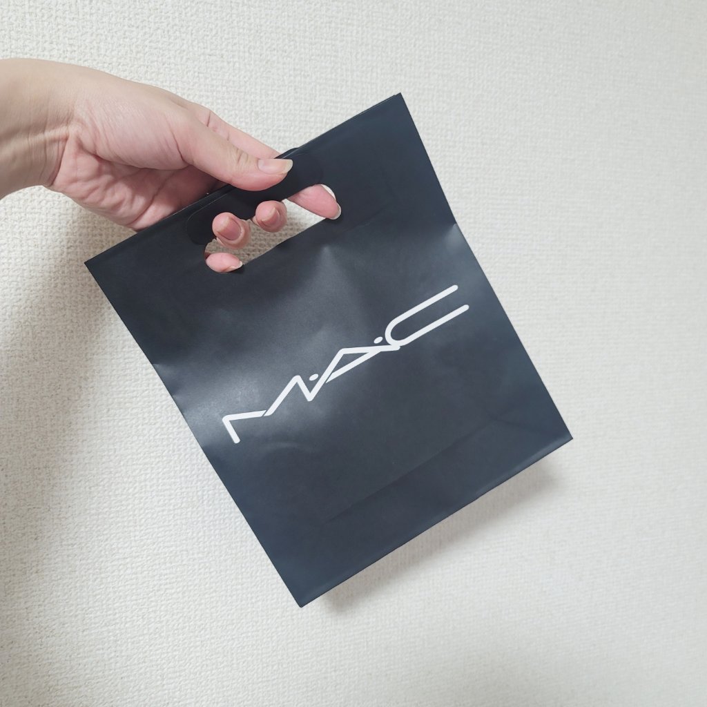 奥目の私、資生堂のビューラーが目頭、目尻のまつげが一発で上がらなくてメイクのたびに手間取ってストレスだったのでLipsユーザー様の投稿を参考にしてm･a･cのビューラー買ったらドンピシャでまつげぎゃんぎゃんにあがってはっぴー♡
最初はシュウ