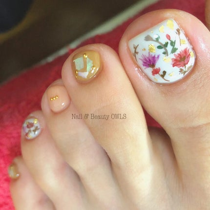 ぴよこれいと あうるす on LIPS 「アクリル絵の具でお花を描きました💐🌷💐🌷#カラフルネイル#co..」(2枚目)